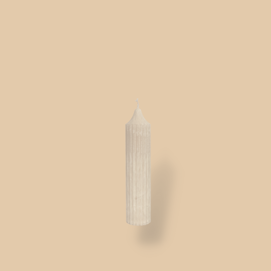 Pillar candle with a pointed top Mia in White Onyx (warm cream) colour.