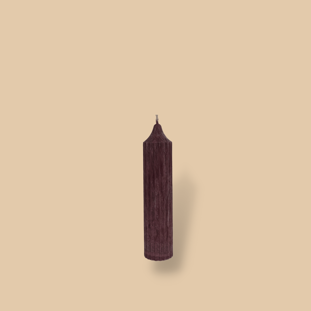 Pillar candle with a pointed top Mia in Viola (cherry) colour.